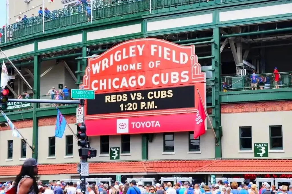 Wrigley Field scoreboard displaying Chicago Cubs game information